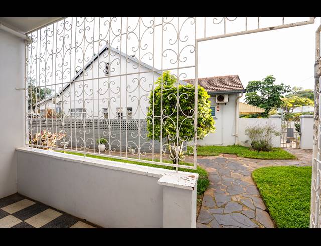 2.5 BEDROOM APARTMENT FOR SALE IN ESSENWOOD